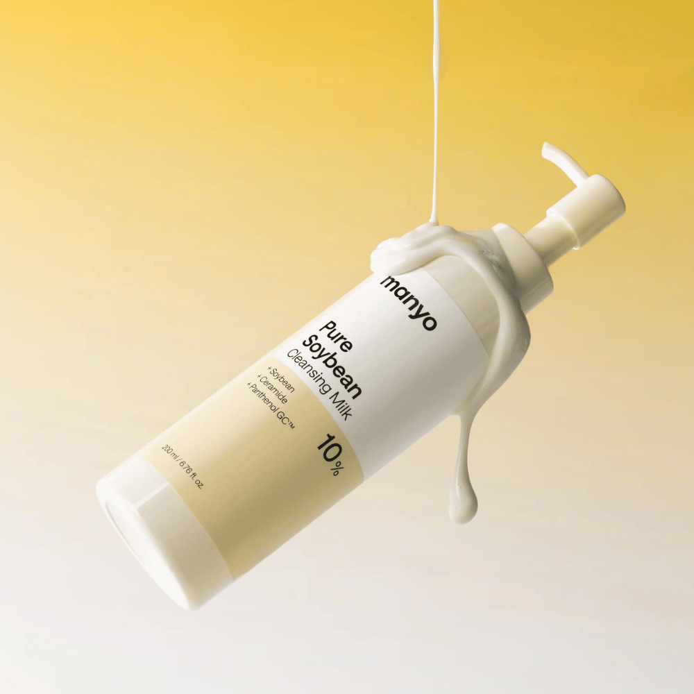 2. Ma:nyo Pure Soybean Cleansing Milk – kosteuttava kasvojenpuhdistusaine kermaisella koostumuksella keltaista taustaa vasten