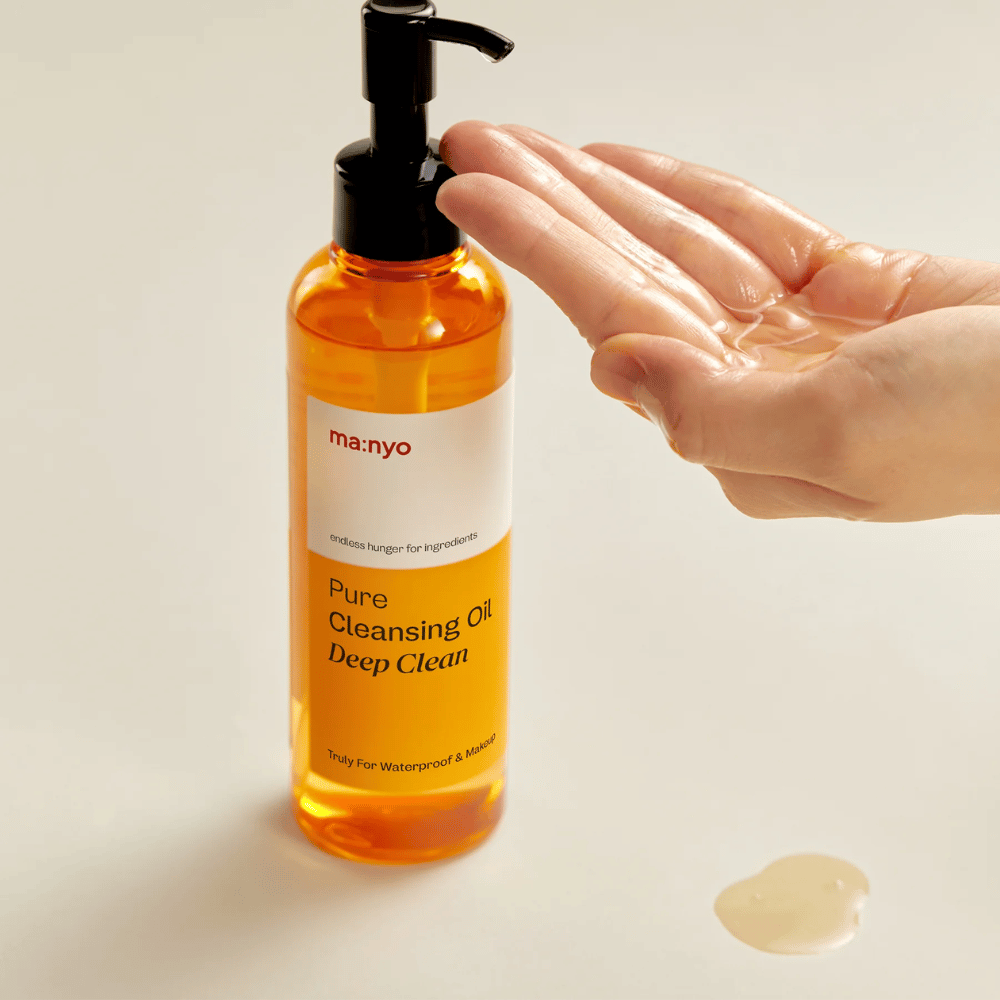 ma:nyo Pure Cleansing Oil Deep Clean levitettynä kädelle – mieto mutta tehokas puhdistusöljy, joka sopii päivittäiseen kaksoispuhdistukseen.