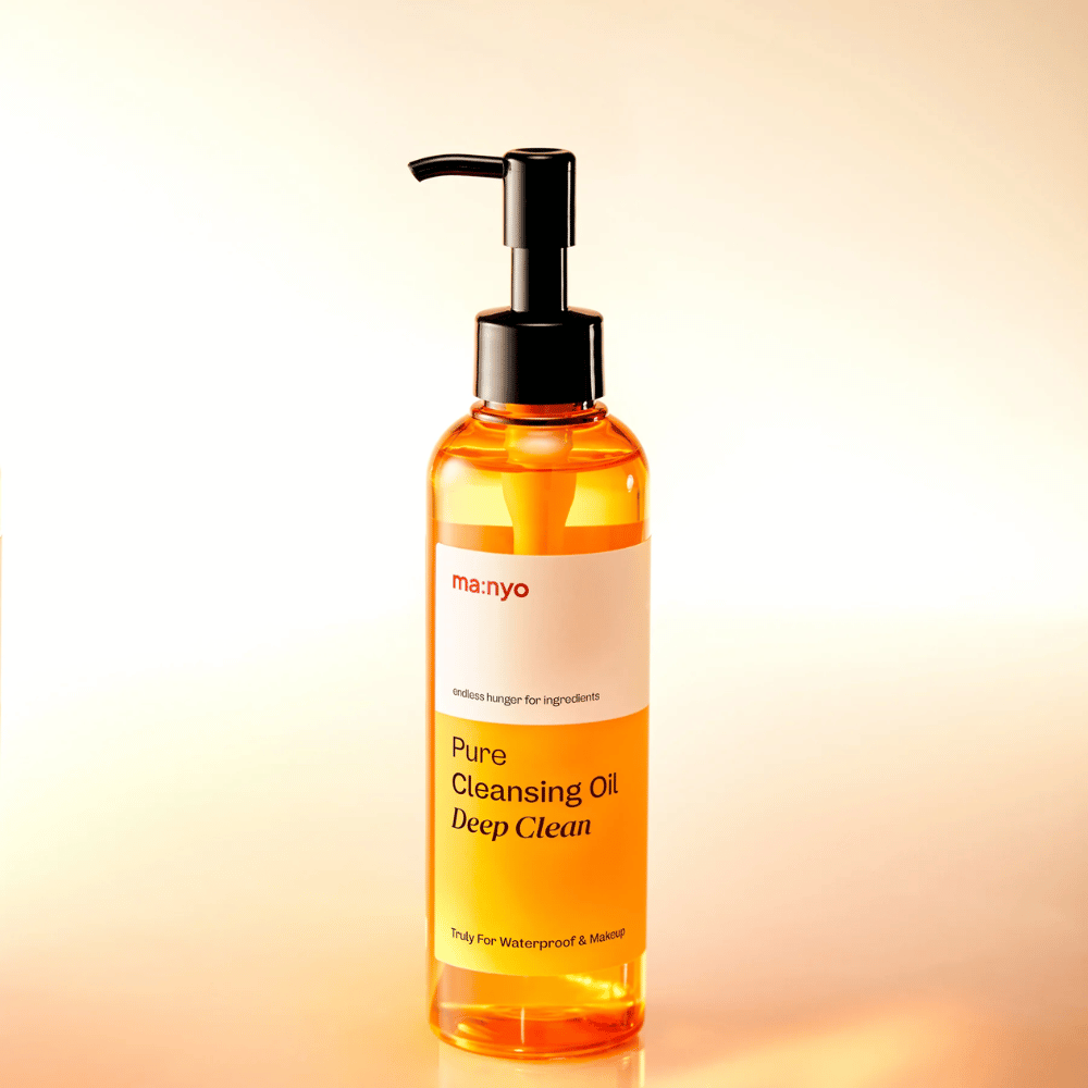 ma:nyo Pure Cleansing Oil Deep Clean kultaisella öljykoostumuksella – öljypuhdistus, joka emulgoituu helposti ja jättää ihon puhtaaksi ja pehmeäksi.