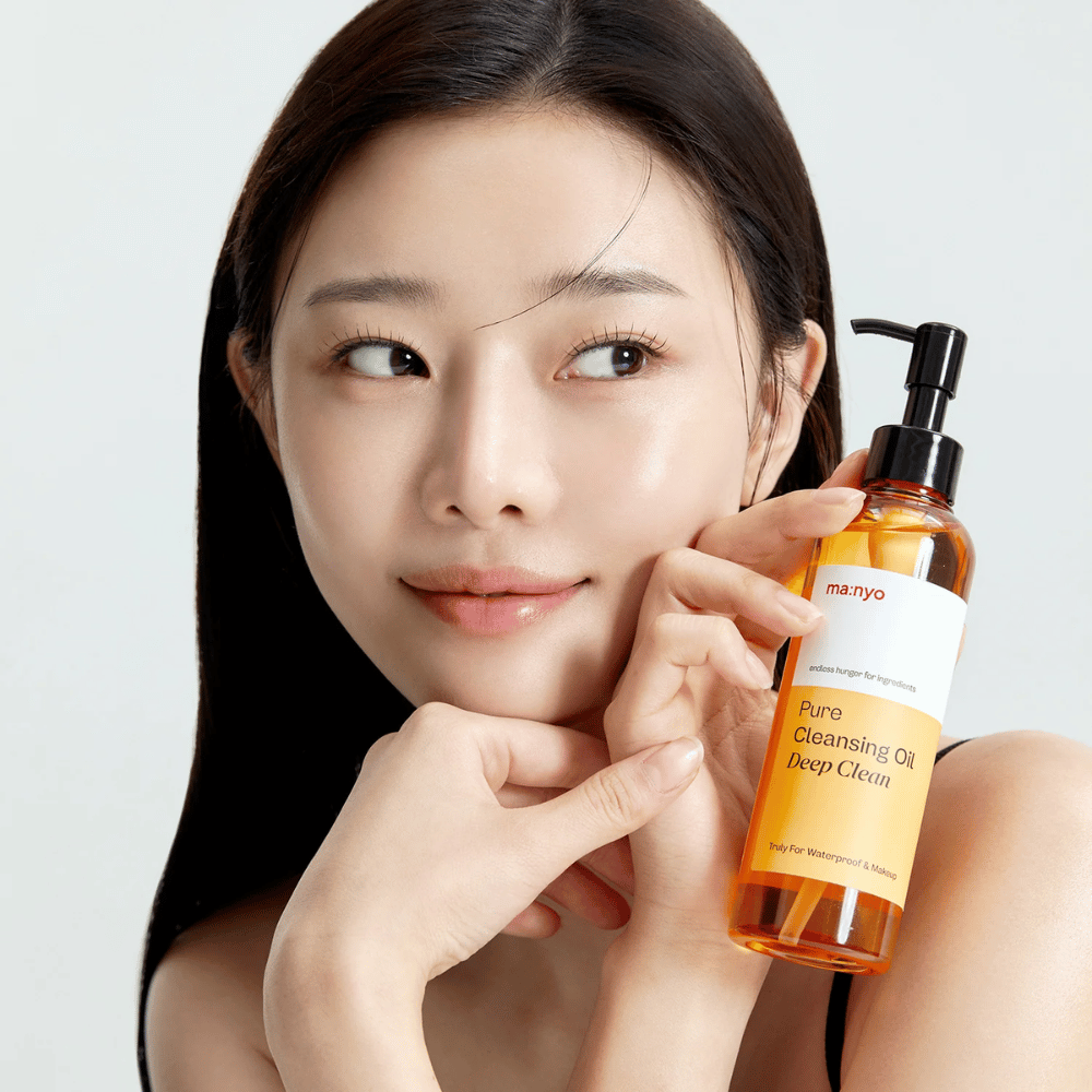 ma:nyo Pure Cleansing Oil Deep Clean – syväpuhdistava öljypuhdistus, joka liuottaa tehokkaasti vedenkestävän meikin ja lian kuivattamatta ihoa.