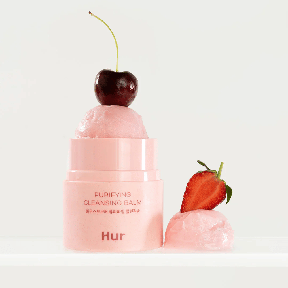 Avoin Kuinka Purifying Cleansing Balm sorbettimaisella koostumuksella koristeltu kirsikoilla ja mansikoilla. Hedelmäinspiroitu puhdistusbalmi pehmentävillä ja puhdistavilla ominaisuuksilla.