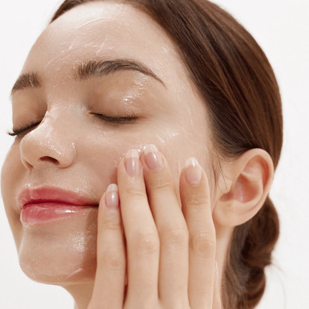 Kuinka Purifying Cleansing Balm levitetään kasvoille. Kermainen balmi, joka sulaa kosketuksessa ihoon ja poistaa lian, aurinkosuojan ja meikin hellävaraisesti.