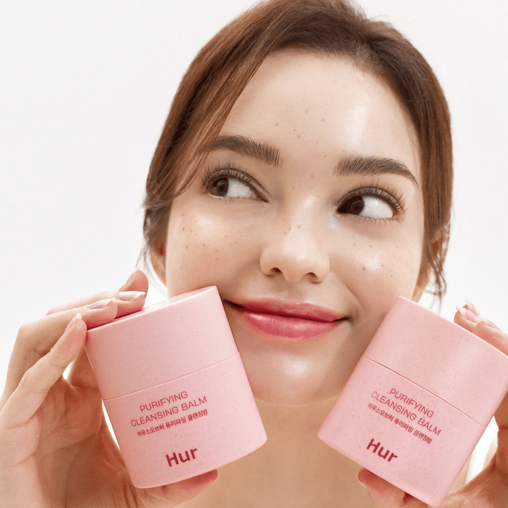 Malli pitää kahta purkkia Kuinka Purifying Cleansing Balm. Hellävarainen puhdistusbalmi, joka sopii herkälle iholle ja antaa raikkaan, kosteutetun tunteen puhdistuksen jälkeen.