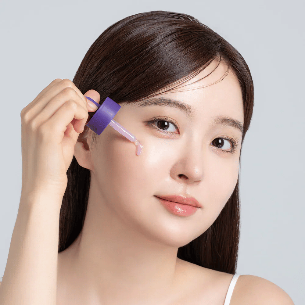 Cellology Purple Carrot Pore Ampoule levitetään pipetillä kasvoille huokosten hoitoa ja tasaisempaa ihon rakennetta varten.