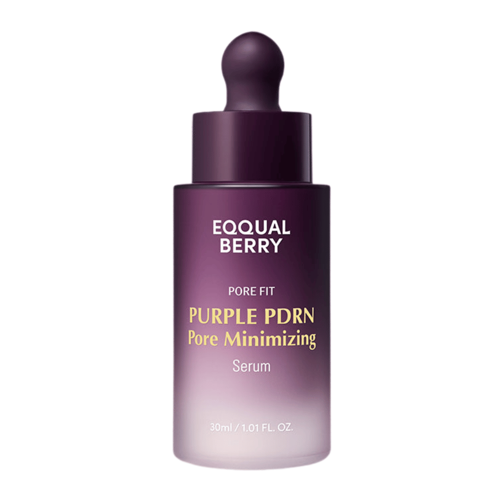 EQUAL BERRY Purple PDRN Pore Minimizing Serum violetissa lasipullossa pipetillä ja valko-keltaisella tekstillä valkoista taustaa vasten.