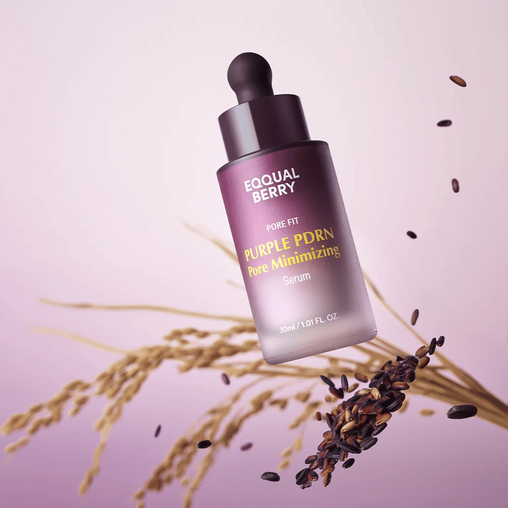 Equal-pullo Berry Purple PDRN Pore Minimizing Serum leijuu violetilla taustalla, mustien riisinjyvien ja riisivarsojen ympäröimänä.
