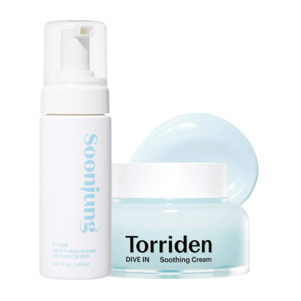Ihonhoitosetti joka sisältää valkoisen pullon pumpulla, merkitty "Soonjung", ja purkin, jossa on vaaleansinistä sisältöä, merkitty "Torriden Dive In Soothing Cream". Pullo on 150 ml ja siinä on puhdas, minimalistinen muotoilu. Purkki on läpinäkyvä ja näyttää rauhoittavan, vaaleansinisen voiteen.