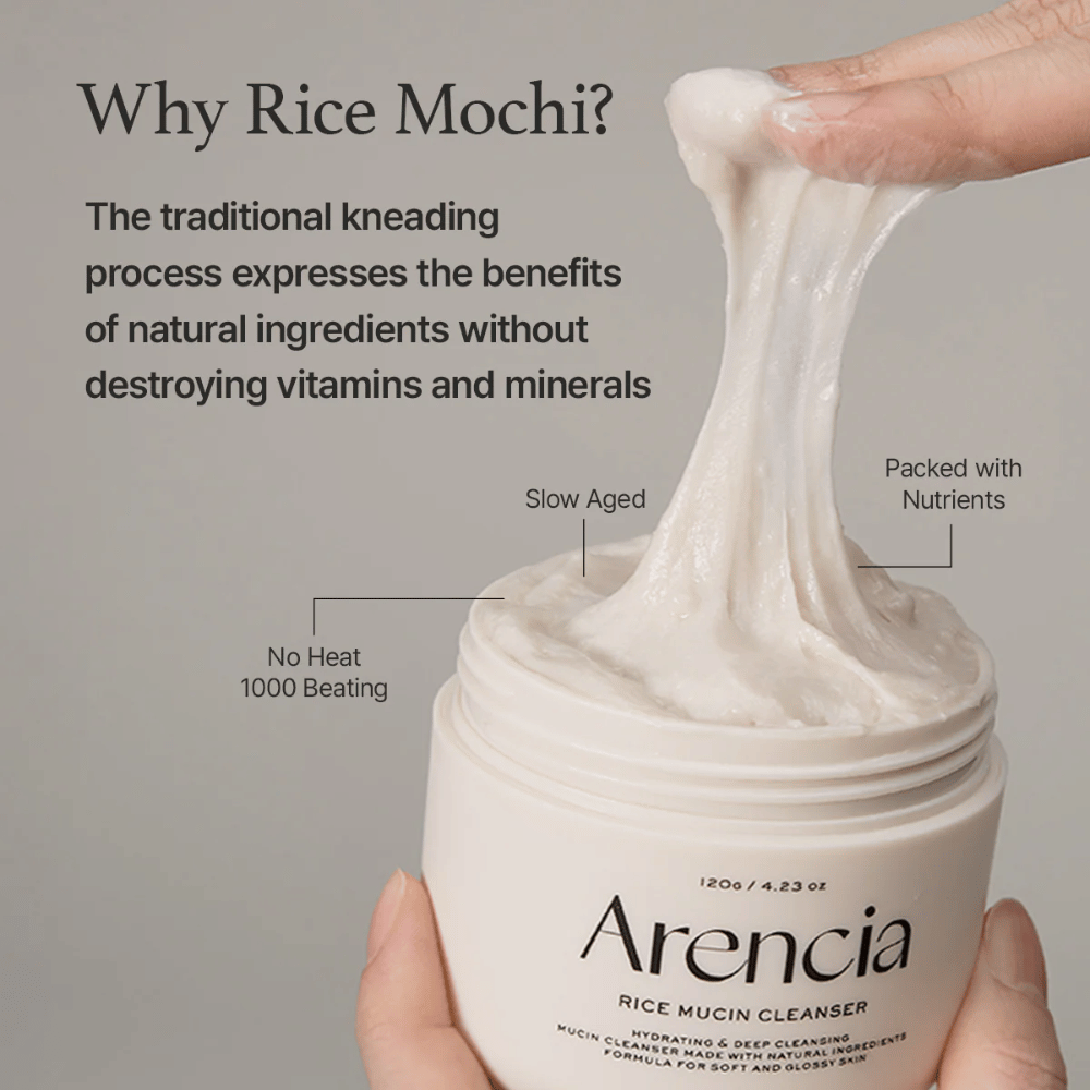Käsi nostaa elastista, valkoista puhdistusvoidetta purkista, joka on merkitty "Arencia Rice Mucin Cleanser". Teksti kuvailee perinteistä vaivaamista, joka säilyttää ravintoaineet tuhoamatta vitamiineja ja mineraaleja.