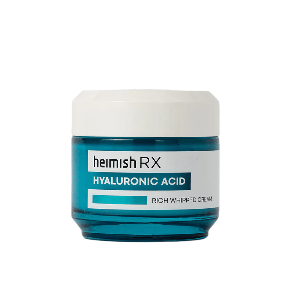 Heimish RX Hyaluronic Acid Rich Whipped Cream tyylikkäässä sinisessä lasipurkissa, jossa on valkoinen kansi. Ravitseva kasvovoide, joka sisältää hyaluronihappoa intensiiviseen kosteutukseen ja pehmeälle, täyteläiselle iholle.