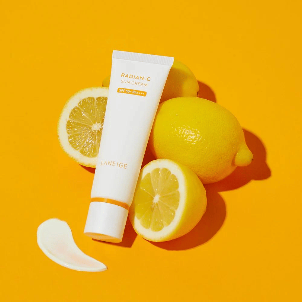LANEIGE Radian-C Sun Cream SPF 50+ PA++++ sitruunoilla ja nokare aurinkovoidetta värikkäällä keltaisella taustalla.