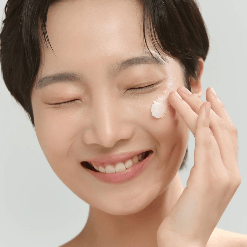 Malli, jolla on hehkuva iho, levittää Beauty of Joseon Radiance Cleansing Balm – korealainen puhdistusbalm, joka sulattaa pois meikin ja epäpuhtaudet.