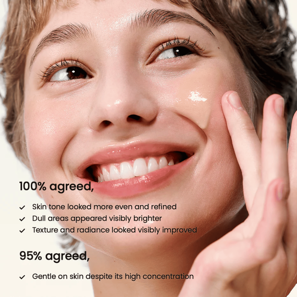 Nainen levittää Biodance Radiant Vita Niacinamide Serum kasvoille tasaisen ihonsävyn, lisääntyneen hehkun ja parantuneen ihorakenteen vuoksi