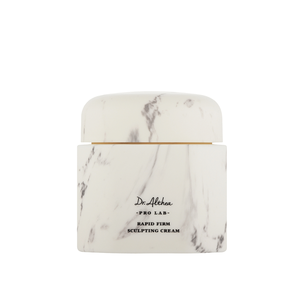 Dr. Althea Pro Lab Rapid Firm Sculpting Cream tyylikkäässä marmoripurkissa. Ylellinen kasvovoide, joka kiinteyttää ja kosteuttaa ihoa, keskittyen nostamaan ja tukemaan nuorekasta hehkua.