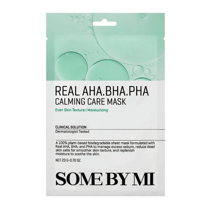 Puhdas tuotekuva tuotteesta SOME BY MI Real AHA.BHA.PHA Calming Care Mask valkoista taustaa vasten. Pakkauksessa näkyvät tuotteen pääainesosat AHA, BHA ja PHA sekä sen tarkoitus kuoria ihoa, vähentää ylimääräistä talia ja edistää pehmeämpää ja kosteutetumpaa ihoa. Muotoilussa on vihreitä sävyjä, jotka välittävät raikkautta ja hoitavia ominaisuuksia.