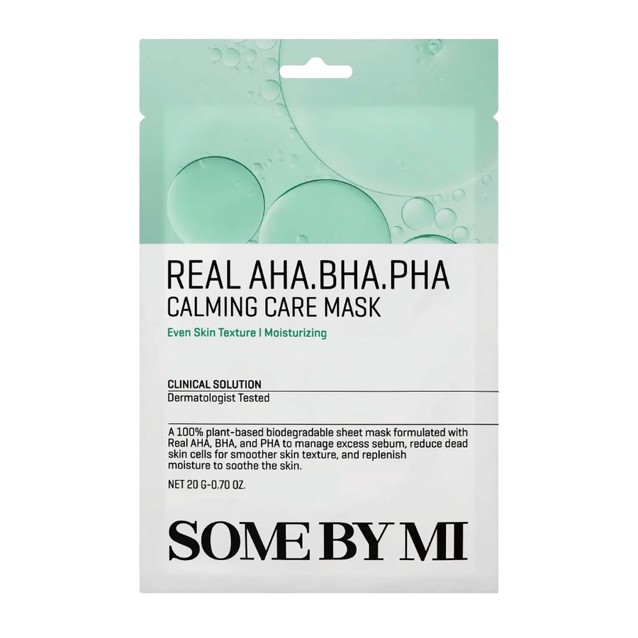 Puhdas tuotekuva tuotteesta SOME BY MI Real AHA.BHA.PHA Calming Care Mask valkoista taustaa vasten. Pakkauksessa näkyvät tuotteen pääainesosat AHA, BHA ja PHA sekä sen tarkoitus kuoria ihoa, vähentää ylimääräistä talia ja edistää pehmeämpää ja kosteutetumpaa ihoa. Muotoilussa on vihreitä sävyjä, jotka välittävät raikkautta ja hoitavia ominaisuuksia.