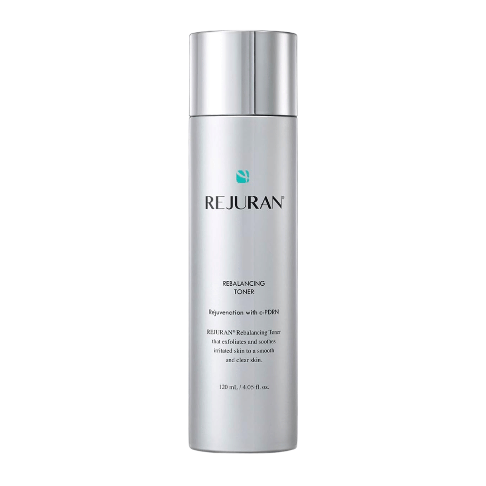 Rejuran Rebalancing Toner 120 ml, tasapainottava kasvovesi, jossa on C-PDRN, hopeanvärisessä pullossa kiiltävällä korkilla valkoista taustaa vasten.