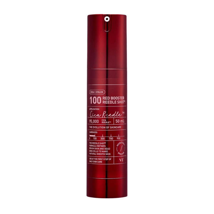 VT Cosmetics Red Booster Reedle Shot 100 microneedling-seerumi punaisessa pullossa valkoisella taustalla, 50 ml, kehitetty kuorintaan, ihon uudistamiseen ja parantamaan imeytymistä ihonhoitorutiinissa.
