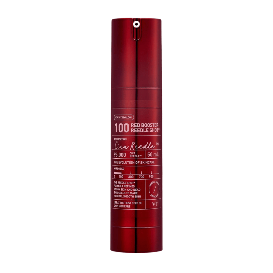 VT Cosmetics Red Booster Reedle Shot 100 microneedling-seerumi punaisessa pullossa valkoisella taustalla, 50 ml, kehitetty kuorintaan, ihon uudistamiseen ja parantamaan imeytymistä ihonhoitorutiinissa.