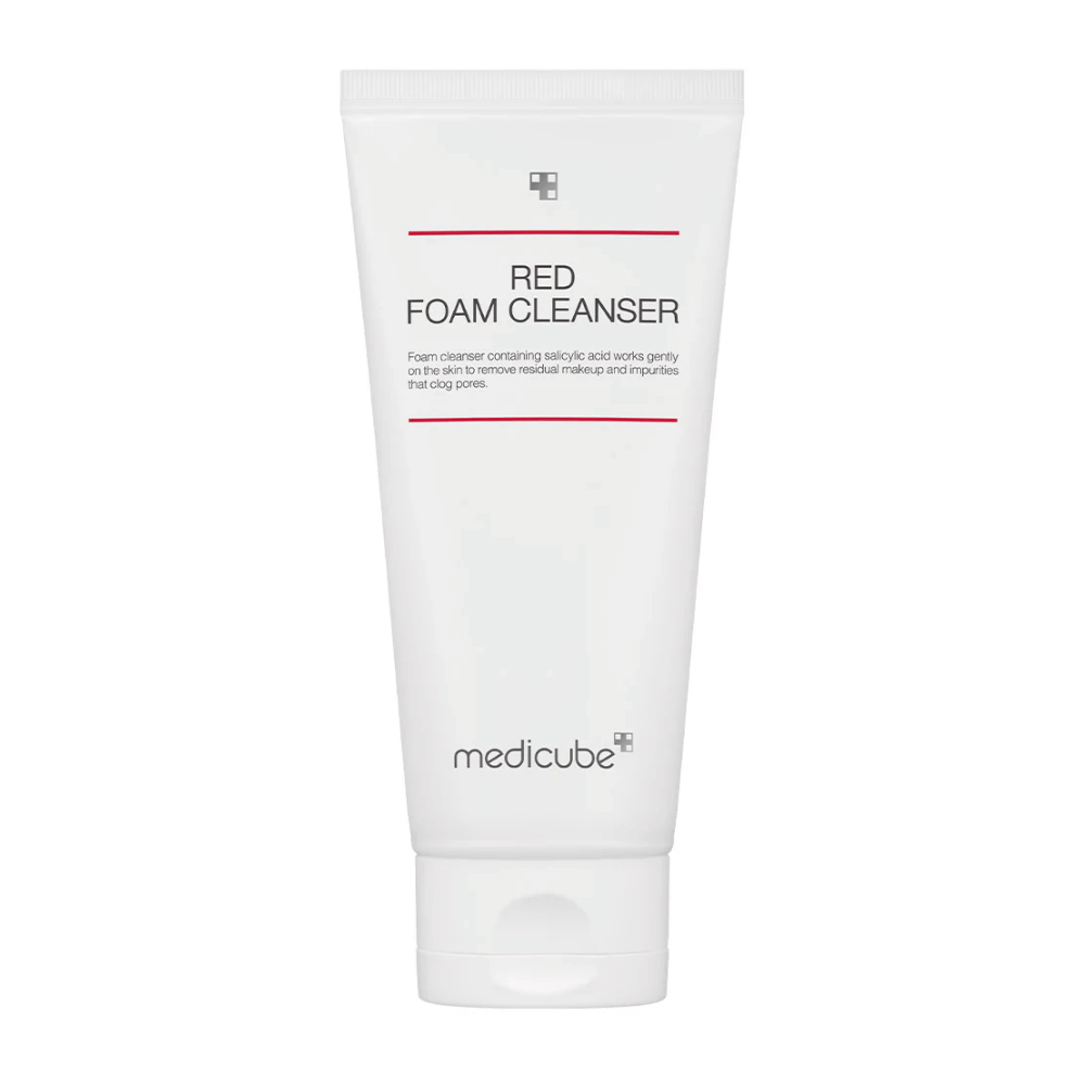 Produktikuva Medicube Red Foam Cleanser valkoisessa tuubissa, jossa on punaiset viivat ja musta teksti, pystyasennossa valkoista taustaa vasten.