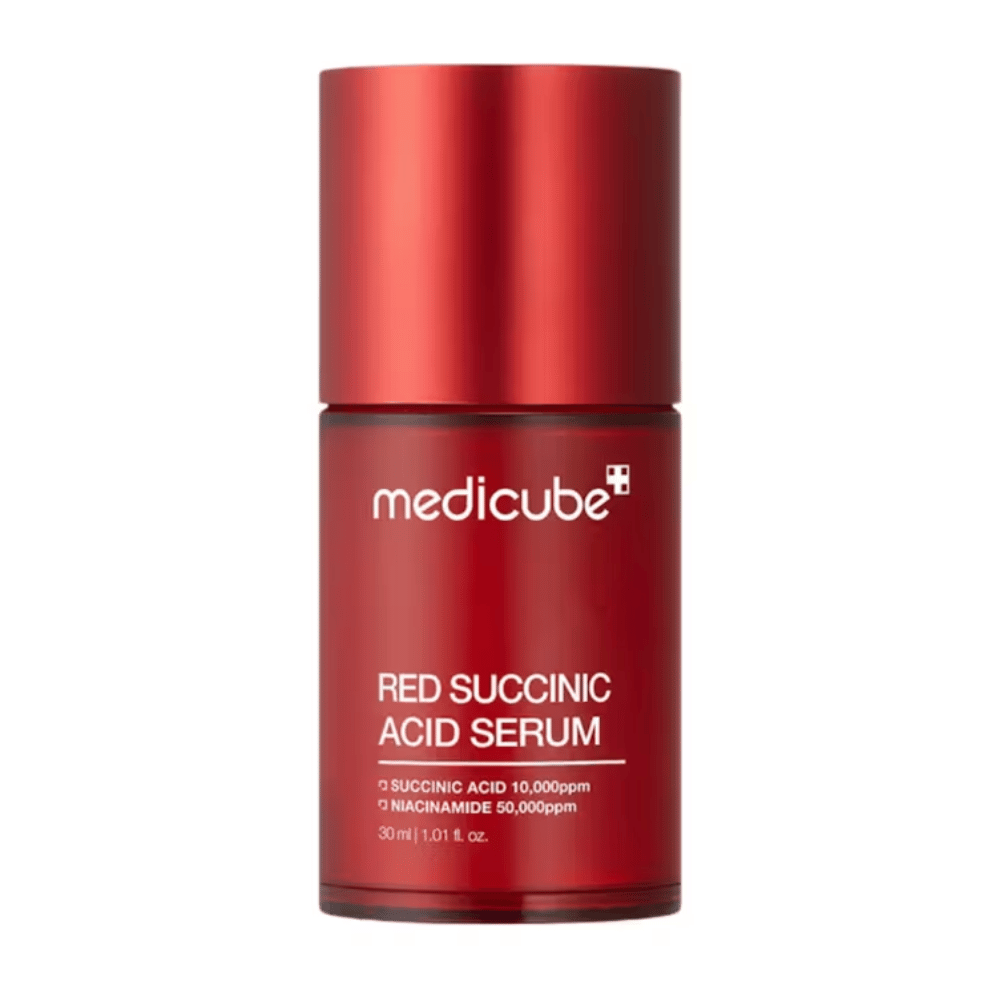 Medicube Red Succinic Acid Serum tyylikkäässä punaisessa pullossa, jossa on teksti, joka ilmoittaa sisällön: sukiniinihappo 10,000ppm ja niasiiniamidi 50,000ppm, 30 ml. Suunniteltu akneherkälle iholle ja pigmenttihoitoon.