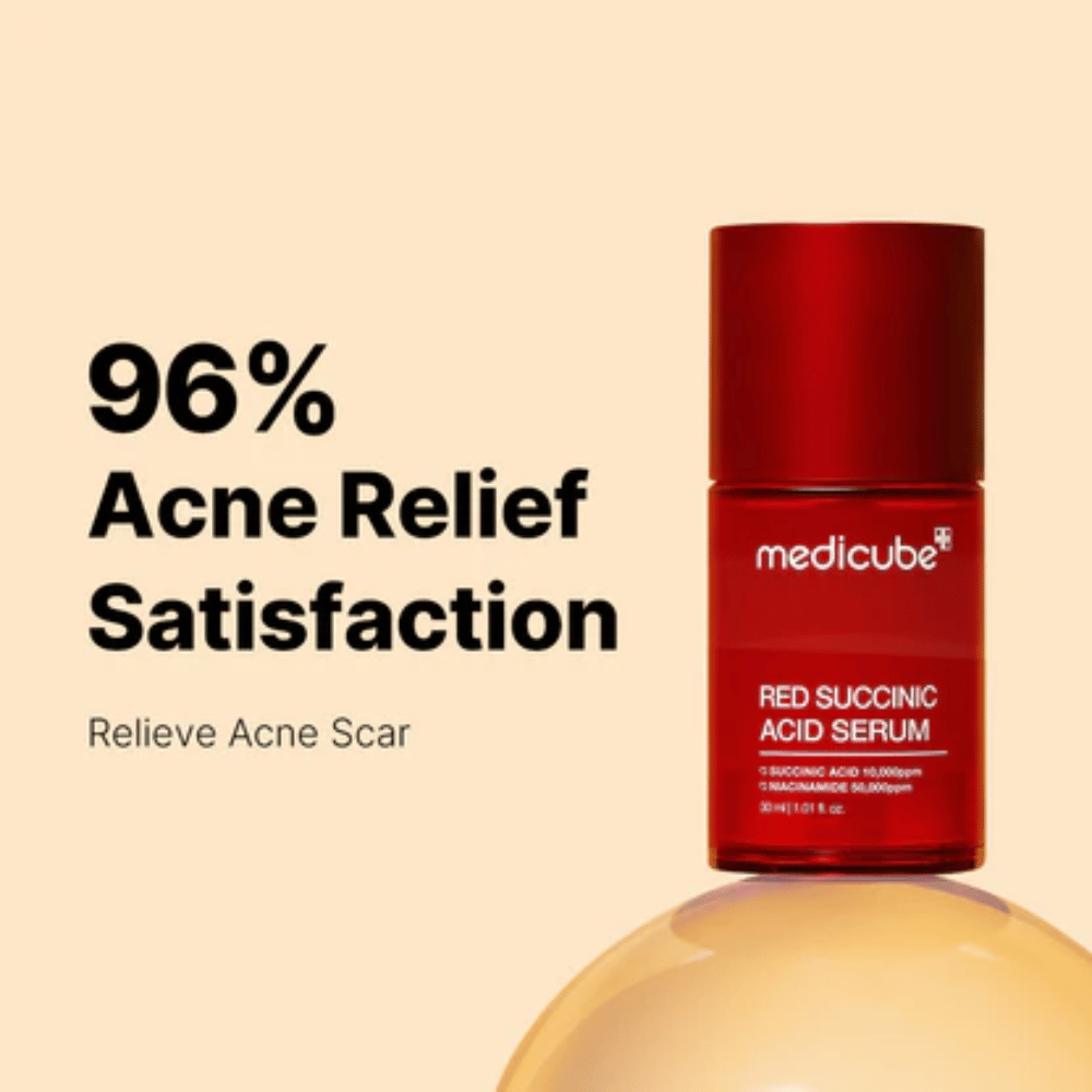Medicube Red Succinic Acid Serum punaisessa pumppupullossa, esitettynä beigeä taustaa vasten tekstillä “96% Acne Relief Satisfaction”. Tuote on kehitetty vähentämään aknearpia ja rauhoittamaan ihoa.