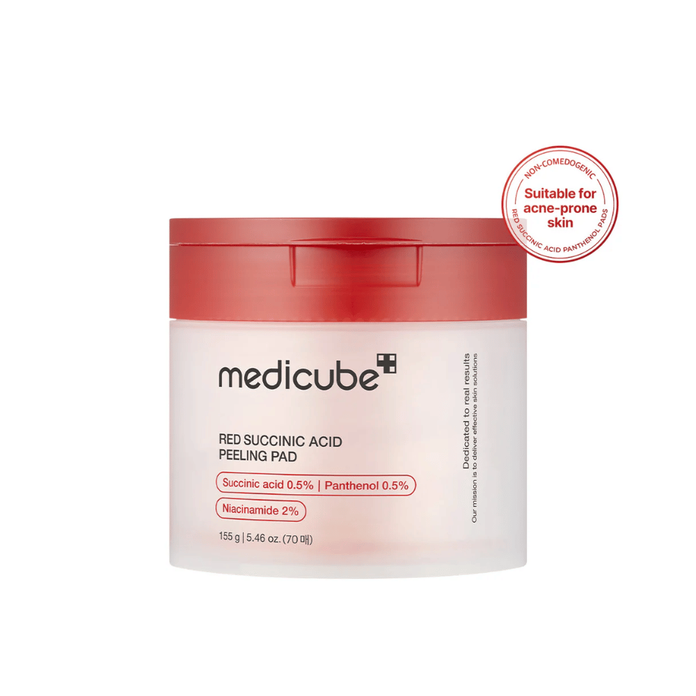 Medicube Red Succinic Acid Peeling Pad valkoisessa purkissa, jossa on punainen kansi, suunniteltu aknealttiille iholle. Sisältää meripihkahappoa, pantenolia ja niasiiniamidia parantamaan ihon rakennetta ja tarjoamaan hellävaraista kuorintaa. Ei-komedogeeninen koostumus.
