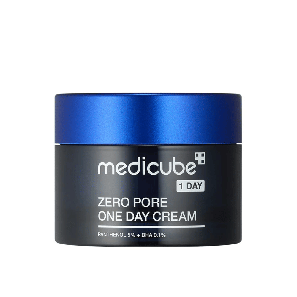 Medicube Zero Pore One Day Cream tyylikkäässä mustassa purkissa, jossa on sininen kansi. Sisältää 5 % pantenolia ja 0,1 % BHA:ta pienentämään huokoskokoa ja parantamaan ihon rakennetta. Täydellinen päivittäiseen käyttöön sileämmän ja kirkkaamman ihon saavuttamiseksi.