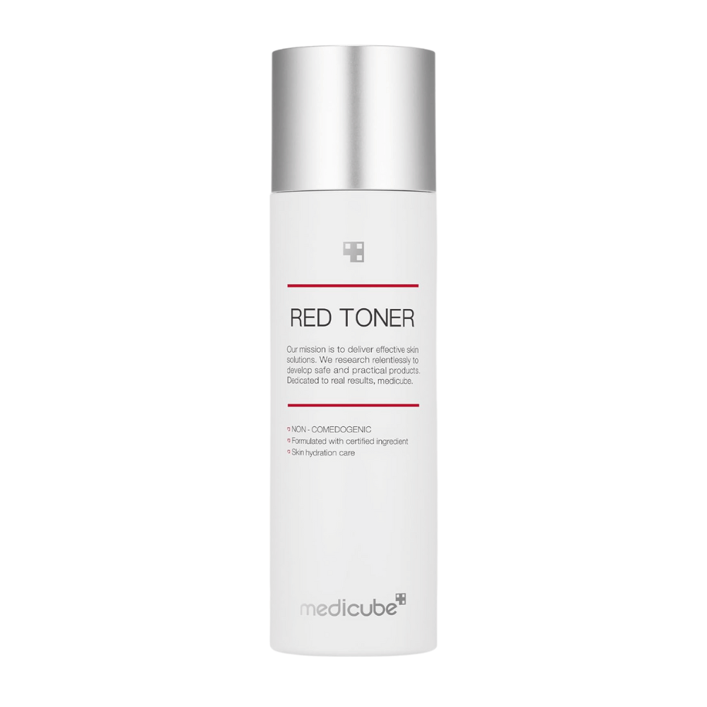 Tuotekuva medicube Red Toner – valkoinen pullo, jossa on hopeakorkki ja minimalistinen muotoilu, suunniteltu akneen taipuvaiselle iholle.
