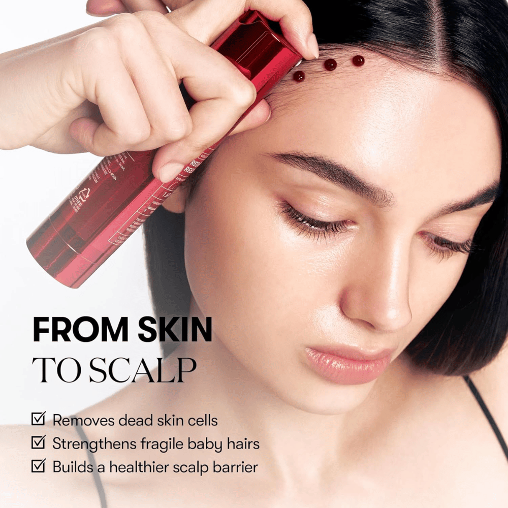 VT Cosmetics Red Booster Reedle Shot 100 levitetään hiusrajan ja hiuspohjan pitkin kuorimaan kuolleita ihosoluja, vahvistamaan vauvahiuksia ja parantamaan hiuspohjan suojaa.