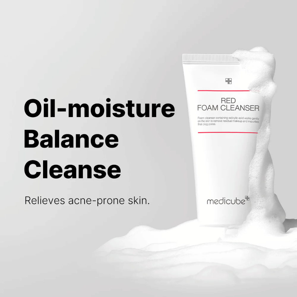 Tuubi Medicube Red Foam Cleanser pystyasennossa vaahtoavan vaahdon keskellä. Teksti "Oil-moisture Balance Cleanse" näkyy vasemmalla, ja alla on kuvaus "Relieves acne-prone skin". Tausta on vaaleanharmaa.