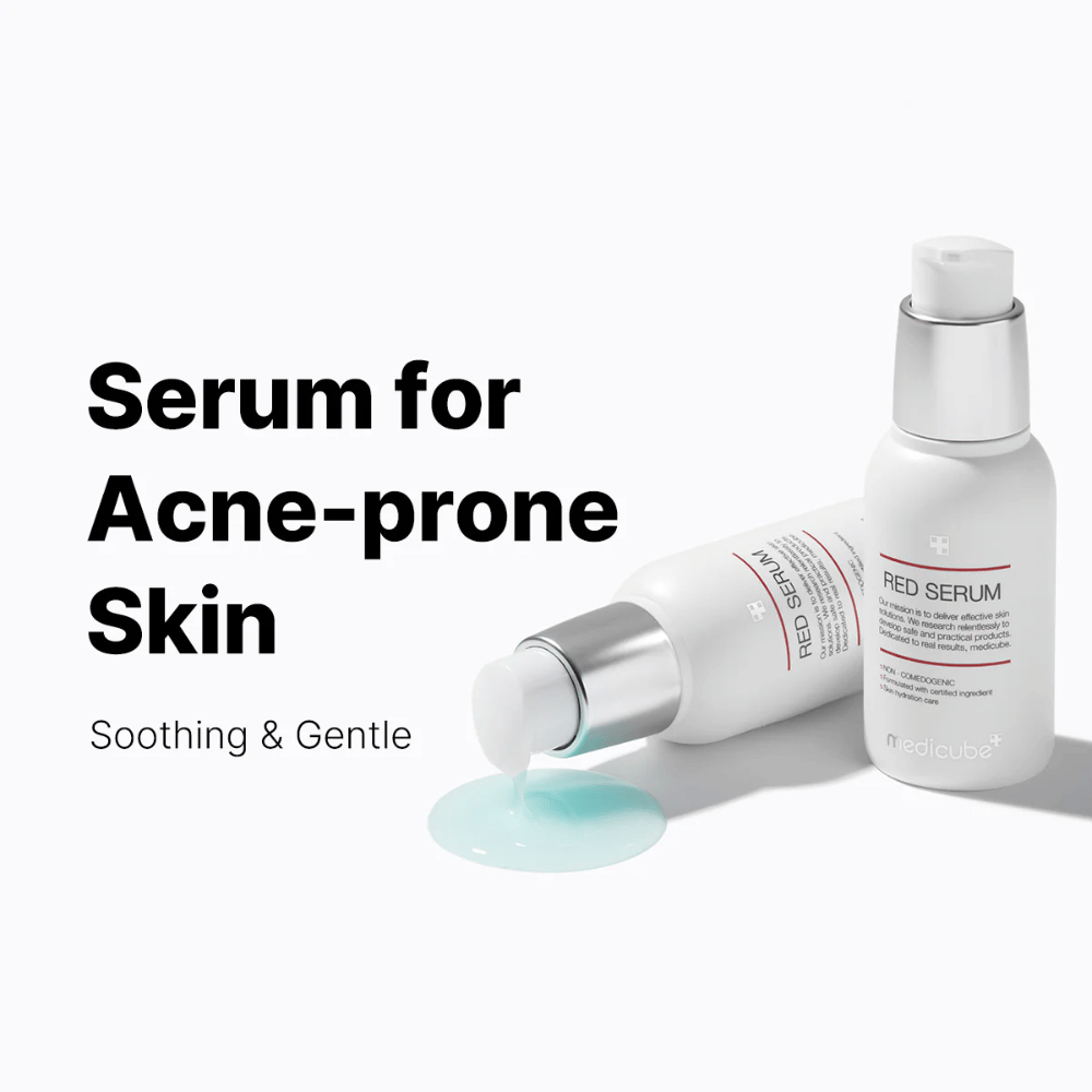 medicube Red Serum 2.0 – rauhoittava seerumi valkoisessa pumppupullossa sinertävällä koostumuksella, erityisesti kehitetty aknealtista ihoa varten.