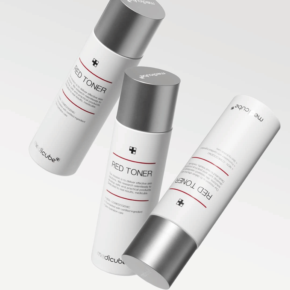 Kolme pulloa medicube Red Toner hopeakorkilla – kosteuttava ja huokosia supistava kasvovesi, joka on suunniteltu herkälle ja akneen taipuvaiselle iholle.
