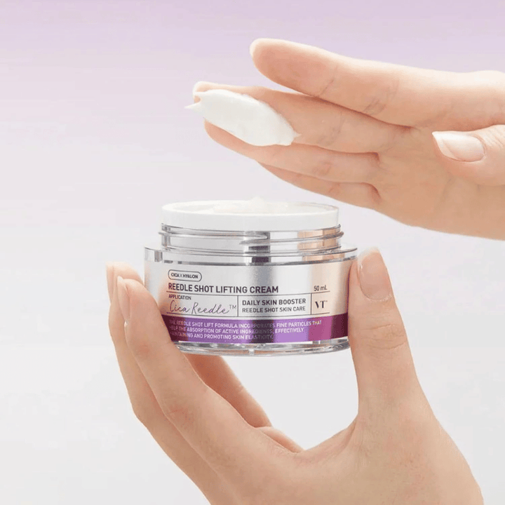 VT Cosmetics Reedle Shot Lifting Cream voidemainen koostumus levitetään iholle anti-age-vaikutuksen, lisääntyneen kimmoisuuden ja syväkosteutuksen saavuttamiseksi.