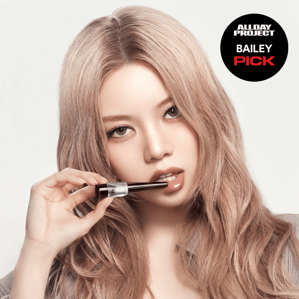 Malli levittää VT Reedle Shot Lip Plumper Expert huulille, kiiltävä lopputulos ja täyteläisemmät huulet, merkitty Bailey Pick All Day Projectista.