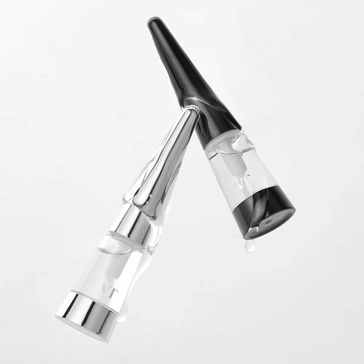 VT Cosmetics Reedle Shot Lip Plumper Beginner läpinäkyvässä pakkauksessa hopeayksityiskohtineen, esitetty kulmassa korostamaan muotoilua ja koostumusta.