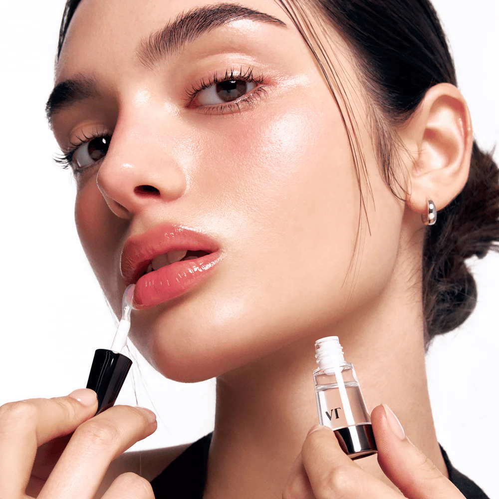 Malli levittää VT Cosmetics Reedle Shot Lip Plumper Beginner huulille luonnollisen plumping-vaikutuksen, kiillon ja kosteutuksen saamiseksi kevyellä pistelyllä.