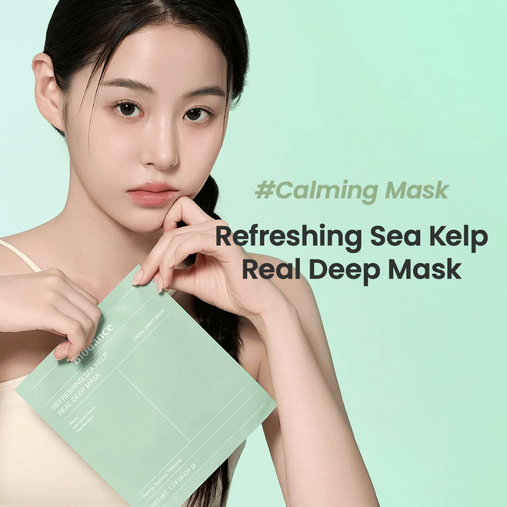 Nainen, jolla on raikas iho, pitää Refreshing Sea Kelp Real Deep Mask. Rauhoittava ja kosteuttava kasvonaamio merilevällä säteilevälle ja tasapainoiselle iholle.