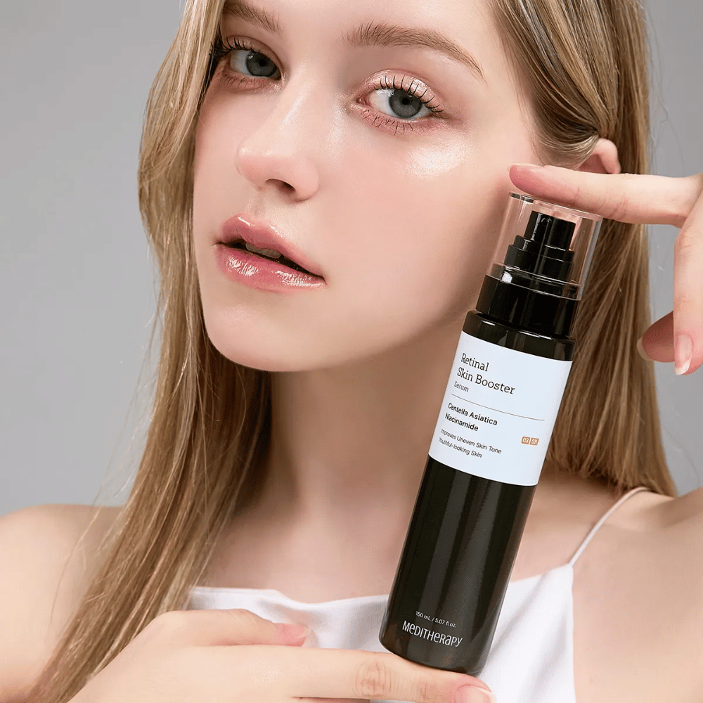 Henkilö pitää esillä Meditherapy Retinal Skin Booster Serum. Iho näyttää tasaiselta, kosteutetulta ja säteilevältä – retinolin ja niasiiniamidin tulos.