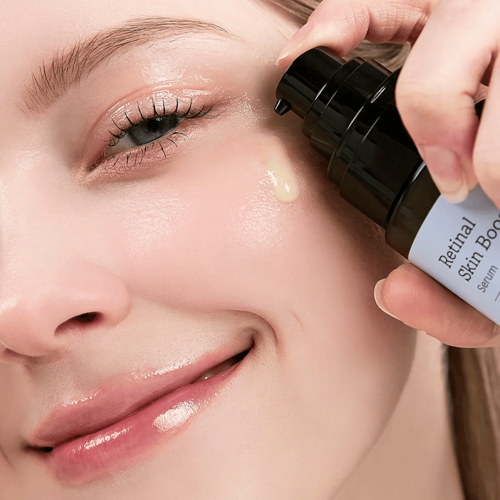 Person applicerar Meditherapy Retinal Skin Booster Serum nära ögat. Serumet har en lätt, gul ton och ger huden lyster och fasthet.
