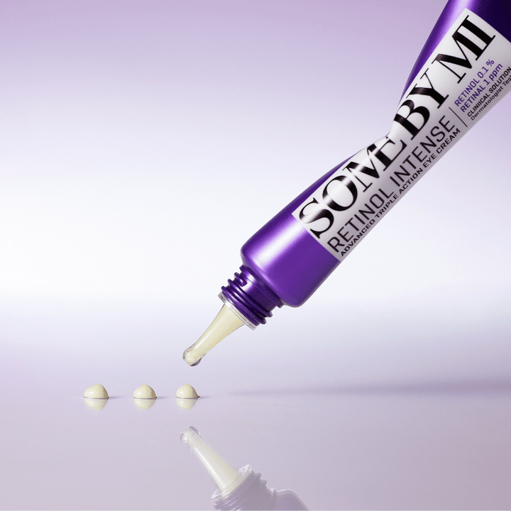 SOME BY MI Retinol Intense Eye Cream levitetään violetista tuubista – anti-age Silmänympärysvoide retinolilla hienoja juonteita ja väsynyttä ihoa vastaan.