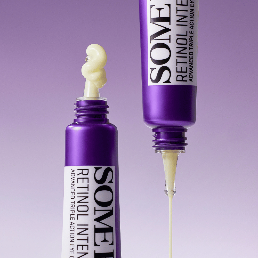 SOME BY MI Retinol Intense Advanced Triple Action Eye Cream retinolilla – lähikuva voiteen koostumuksesta violetissa tuubissa ryppyjen ja tummien silmänalusten vähentämiseksi.