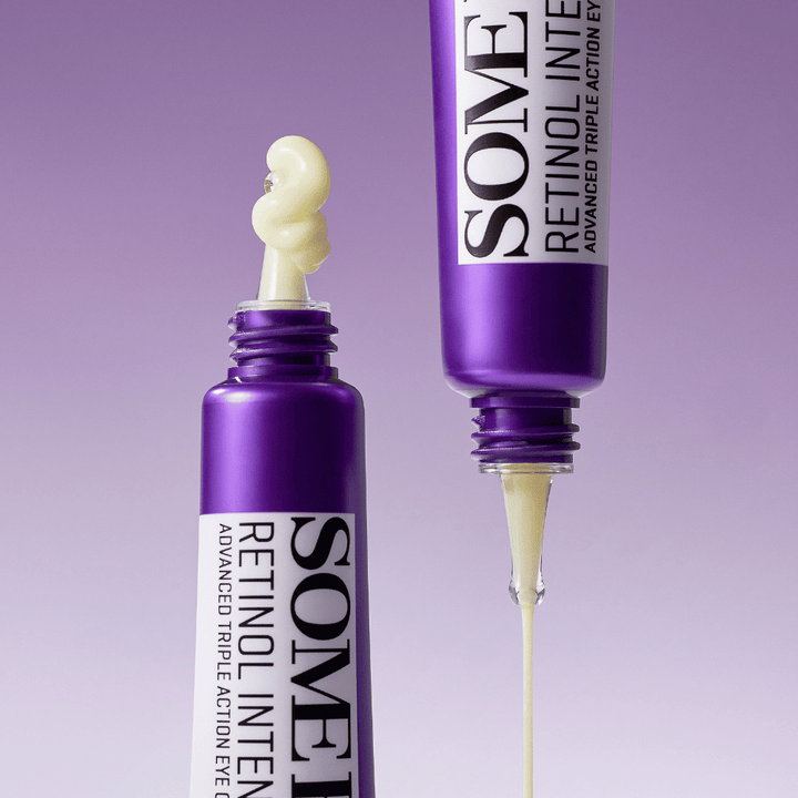SOME BY MI Retinol Intense Advanced Triple Action Eye Cream retinolilla – lähikuva voiteen koostumuksesta violetissa tuubissa ryppyjen ja tummien silmänalusten vähentämiseksi.