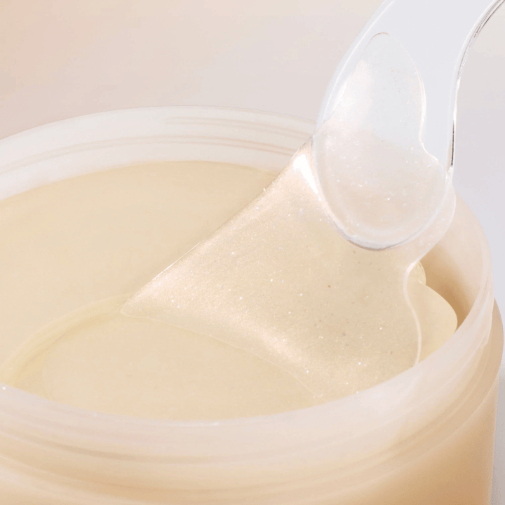 Spatula nostaa Beauty of Joseon silmänympäryslapun purkista, hydrogeelilaput ginsengillä ja retinalilla anti-age- ja silmänympäryshoidon saamiseksi.