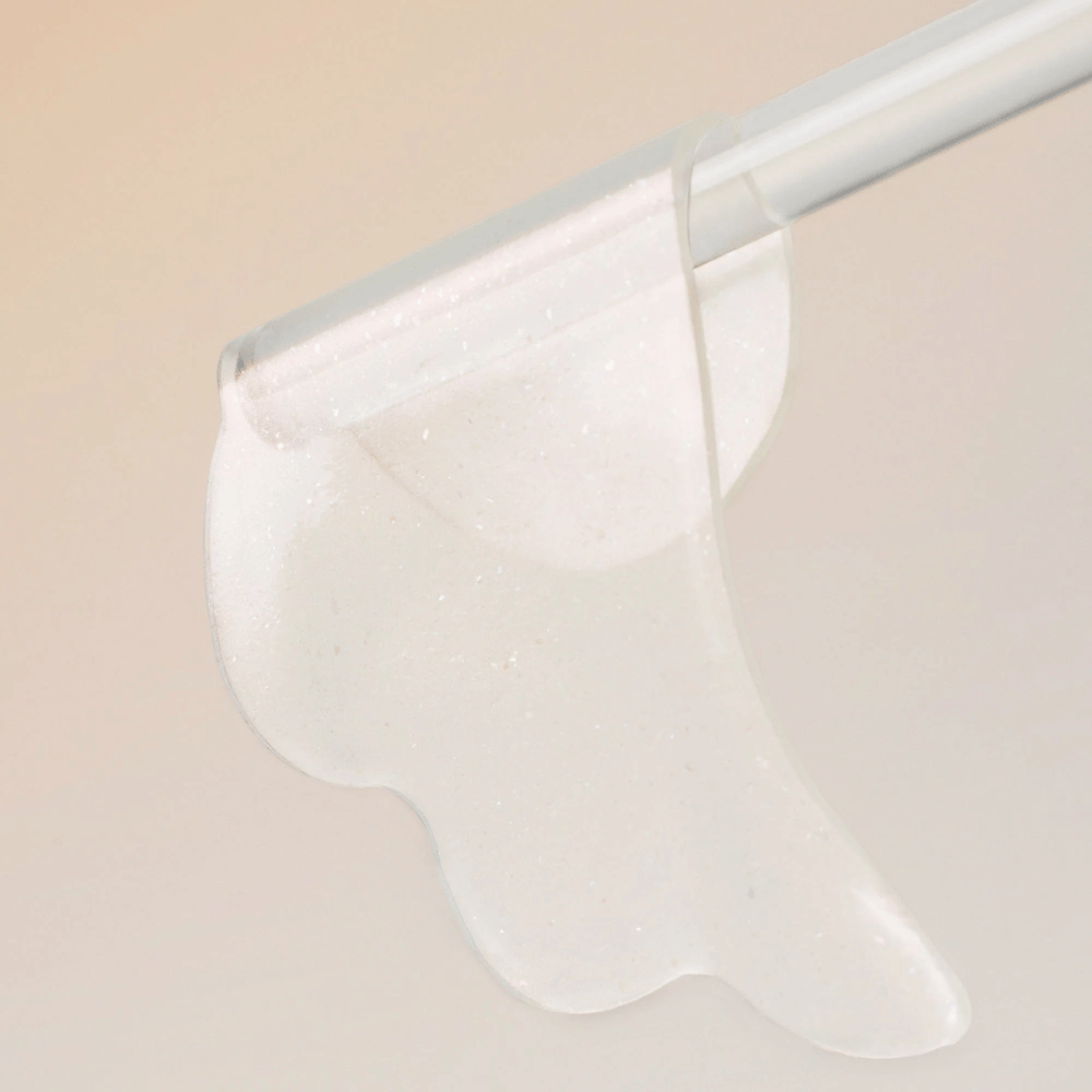 Lähikuva Beauty of Joseon silmänympäryslapusta geelikoostumuksella, joka antaa intensiivistä kosteutusta ja hoitoa silmien alla olevalle iholle.