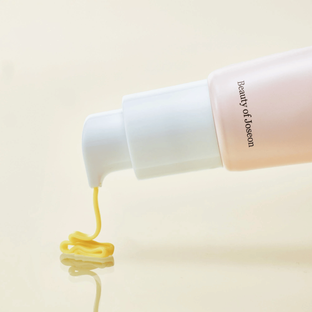 Beauty of Joseon Revive Eye Serum pumppu keltaisella koostumuksella – korealainen silmäseerumi heleyttä, kimmoisuutta ja vähentyneitä ryppyjä varten.