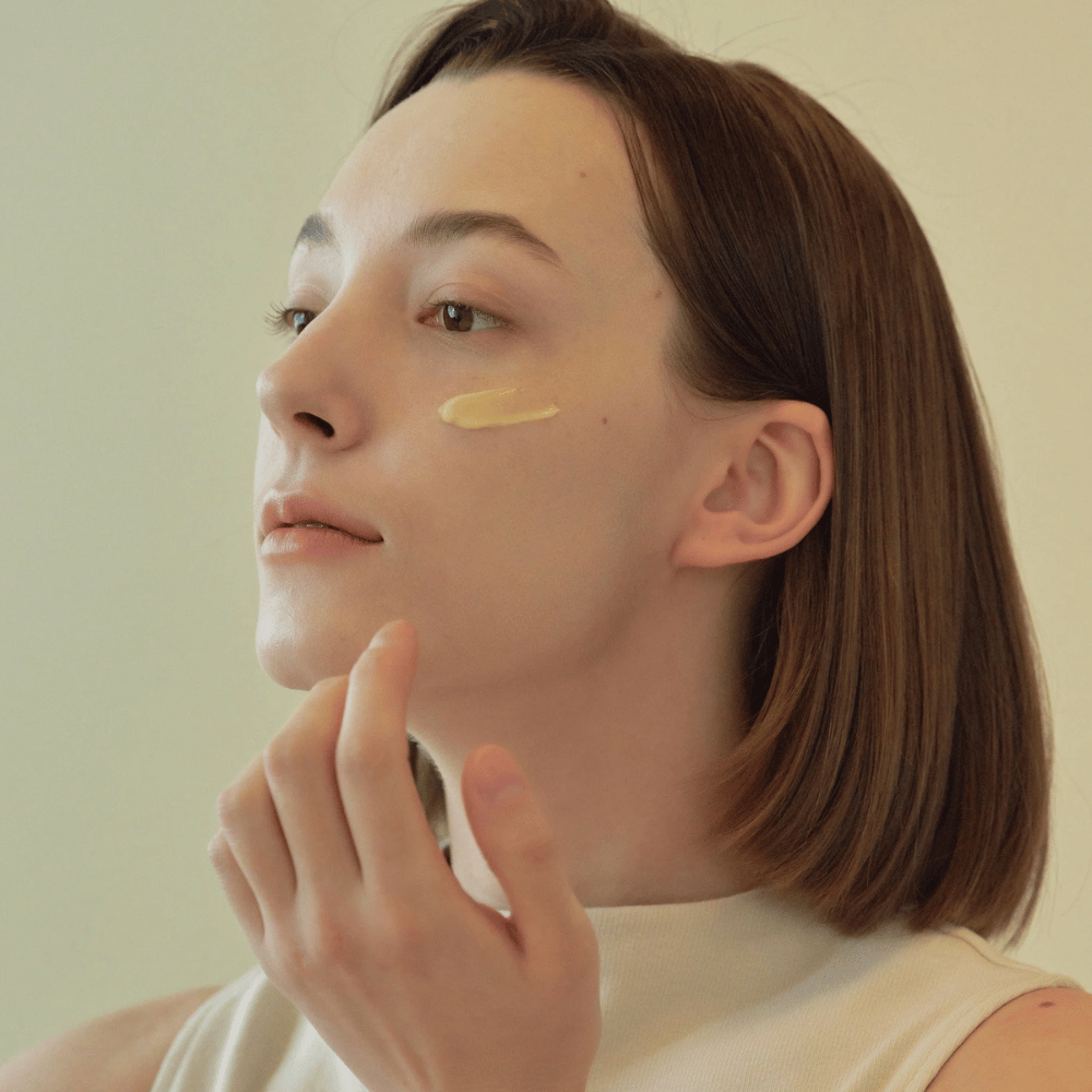 kuva mallista, joka levittää Beauty of Joseon Revive Eye Serum silmän alle – anti-age seerumi ginsengillä ja retinalilla.
