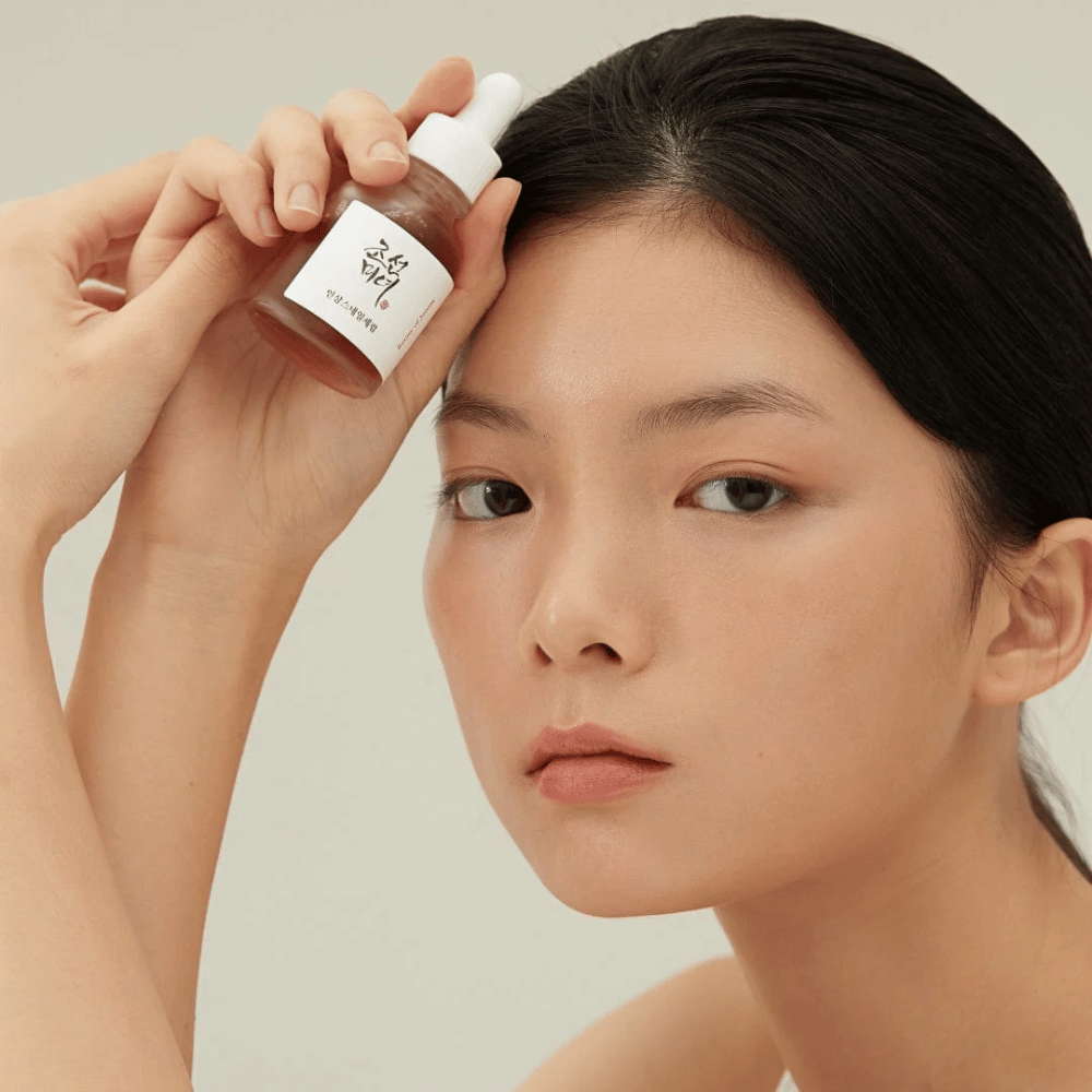 Malli pitää Beauty of Joseon Revive Serum poskella – ravitseva seerumi ginsengillä ja snail mucin.