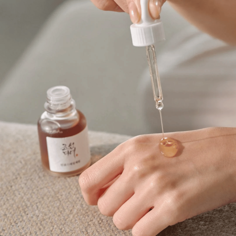Pipetti tiputtaa Beauty of Joseon Revive Serum Ginseng + Etanaliimavesi iholle – korealaista seerumi elastisuuteen ja kosteutukseen.