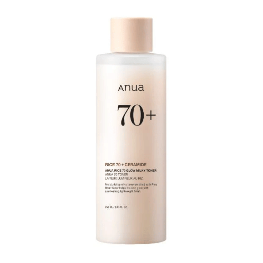 Pullo "Anua 70+ Rice Ceramide Milky Toner". Tämä kasvovesi on suunniteltu kirkastamaan ja antamaan hehkua iholle, rikastettu riisivedellä ja keramideilla. Pakkaus on yksinkertainen ja tyylikäs, pehmeä beige sävy ja hillitty etiketti.