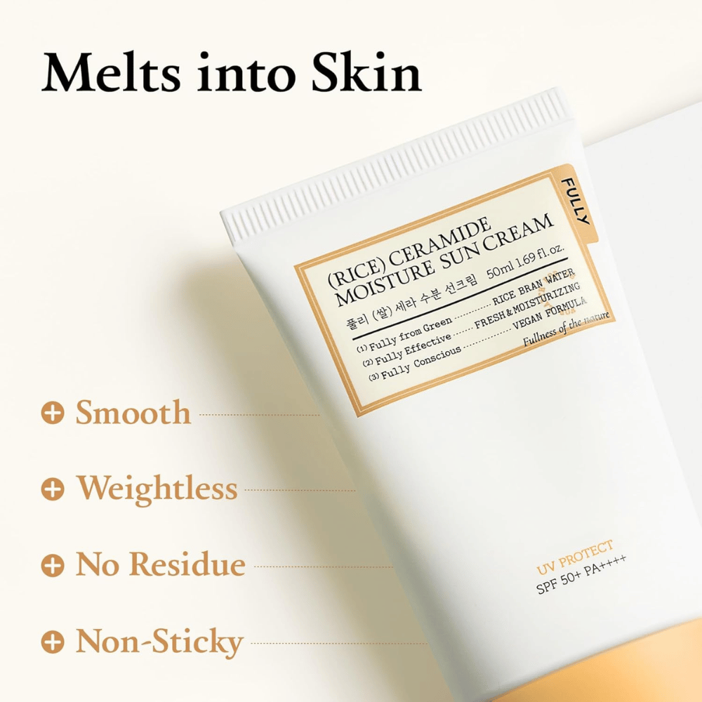 Kampanjakuva tuotteelle FULLY Rice Ceramide Moisture Sun Cream, joka korostaa kevyttä ja nopeasti imeytyvää koostumusta. Painopiste on ihotuntumassa viestillä, että tuote sulautuu ihoon ilman tahmaisuutta, valkoista kalvoa tai raskasta lopputulosta.